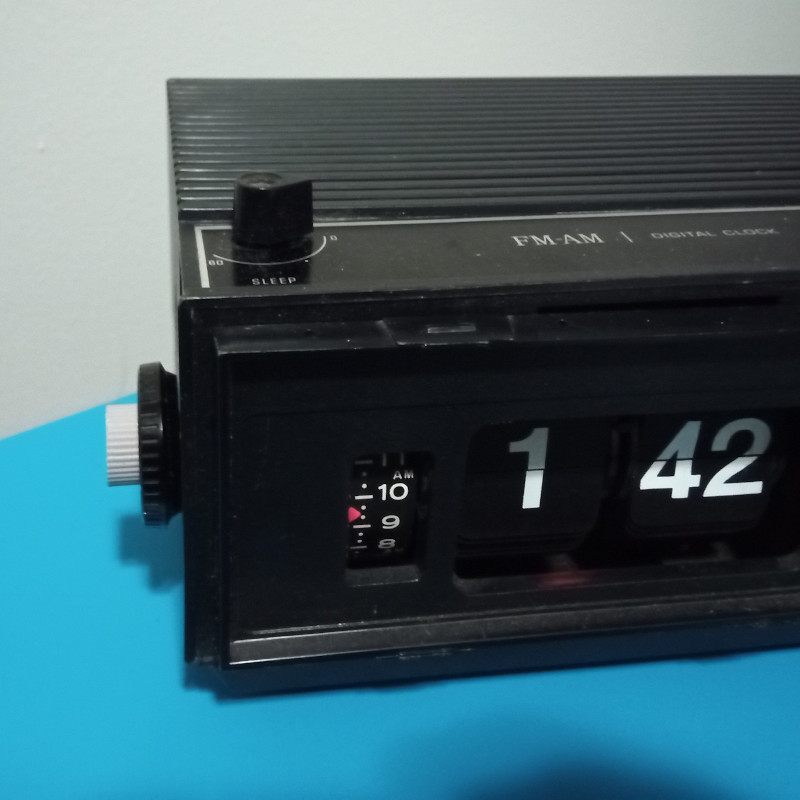 Flip clock with the inner knob on the left replaced, and the front bezel missing